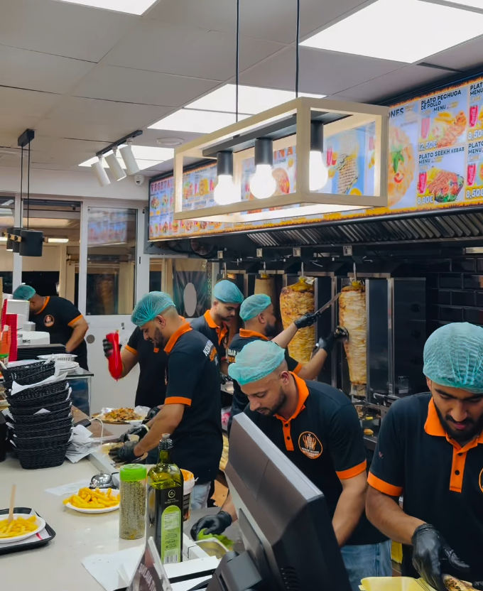 Equipo del Kebab House cocinando döner kebab en Cunit