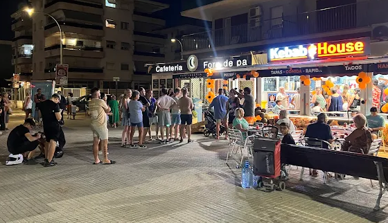 Cola de clientes en Kebab House Cunit de noche