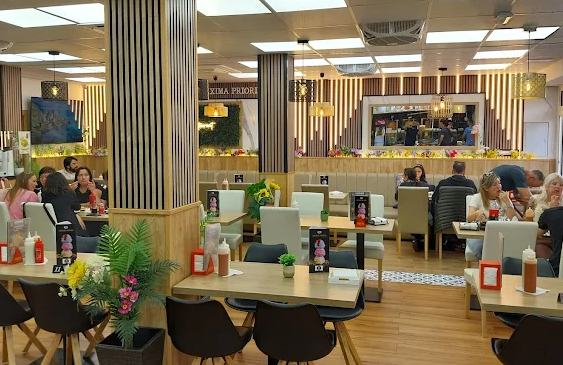 Sala interior del restaurante Kebab House Cunit