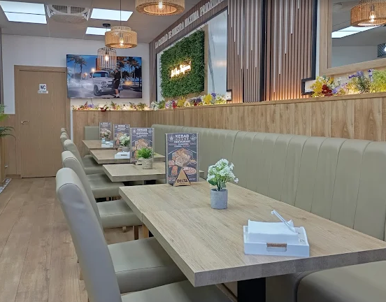 Zona de sofás y mesas Kebab House