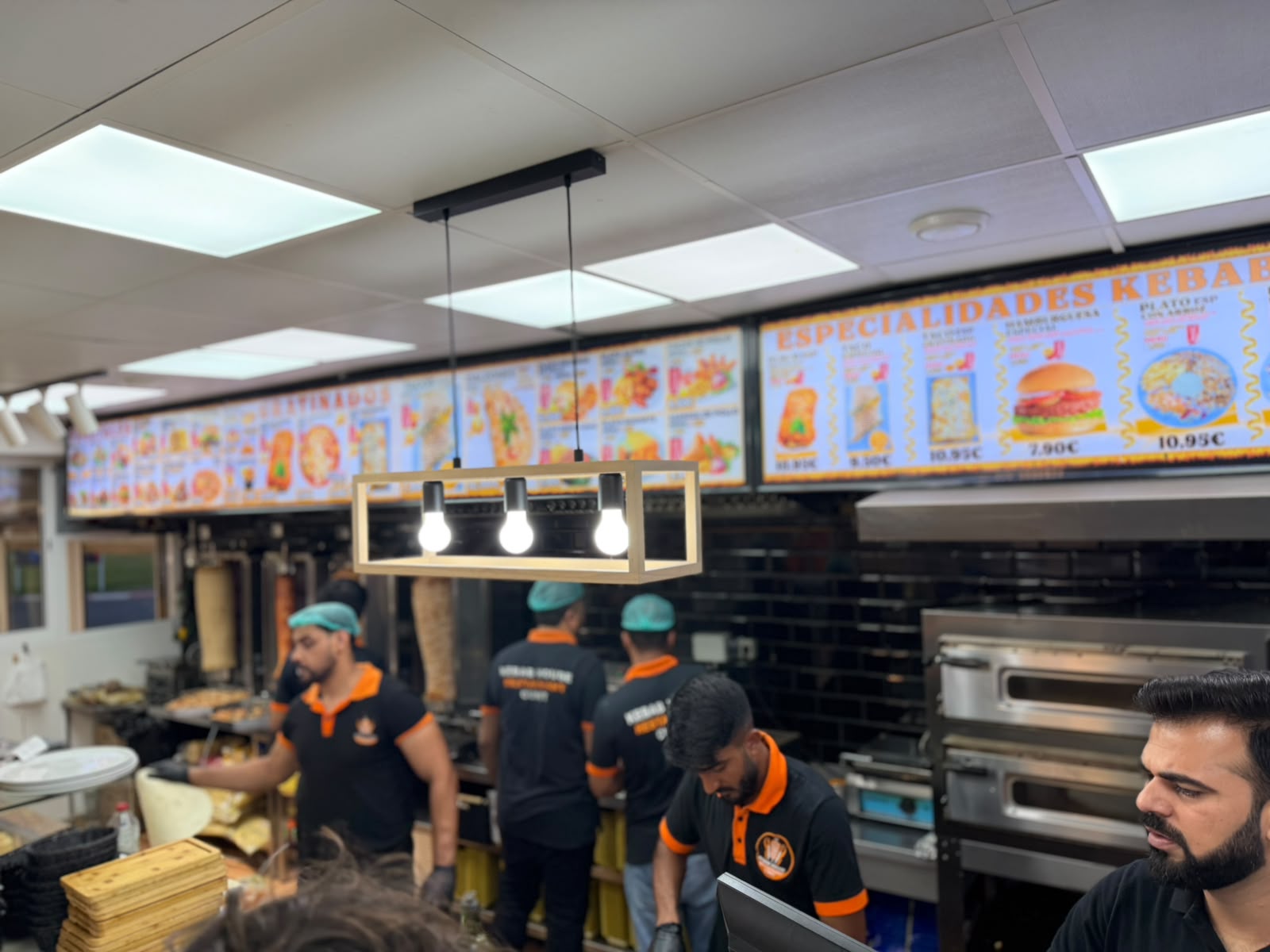 Equipo trabajando en la cocina de Kebab House