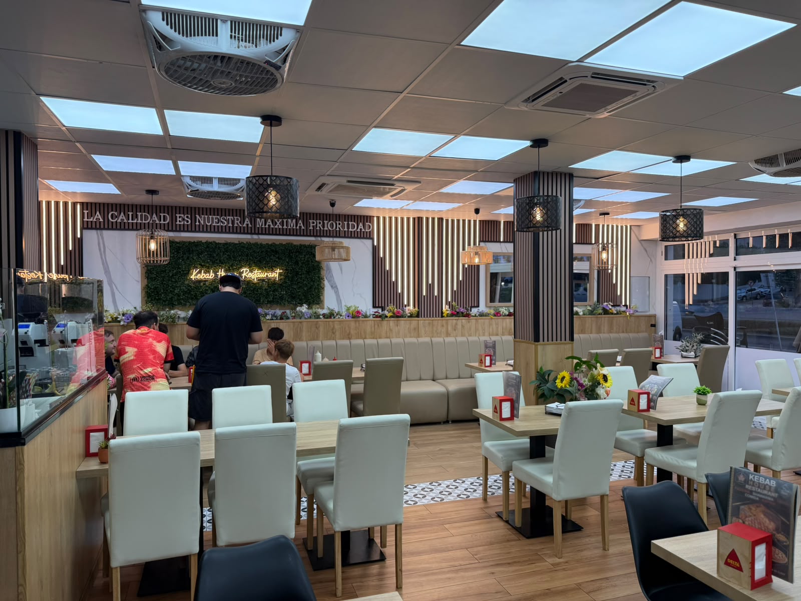 Interior moderno del comedor de Kebab House Cunit