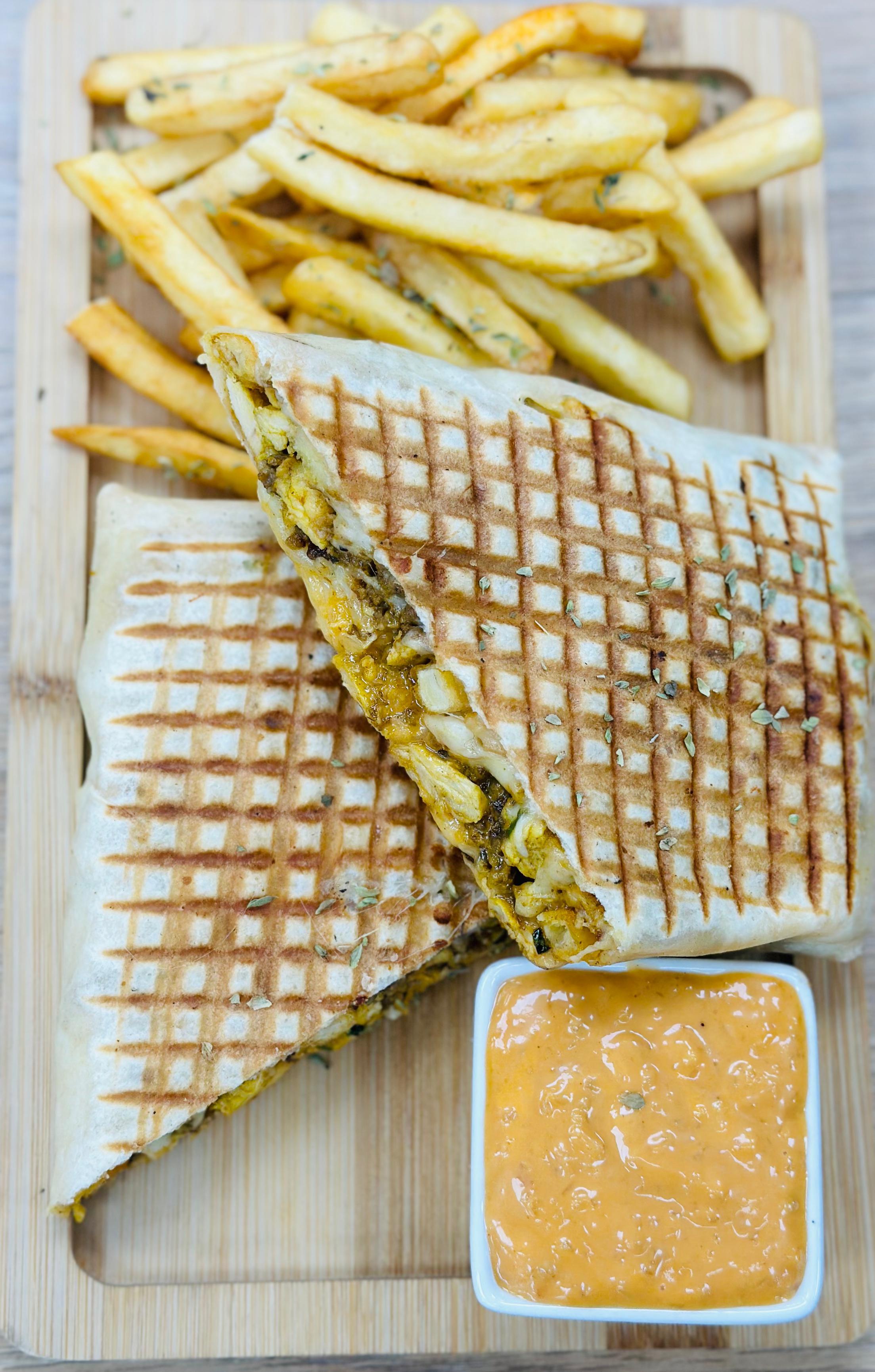 Taco a la plancha relleno, servido con patatas fritas