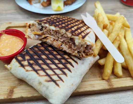Shawarma relleno de carne con patatas fritas